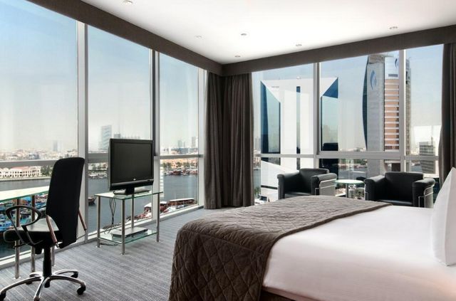 هيلتون دبي كريك هو افضل فندق في دبي للاطفال من حيث الخدمات العائلية التي يُوّفرها.