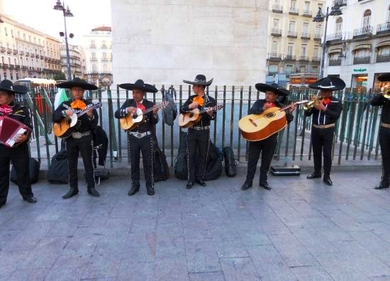 فرقة موسيقية في ساحة بويرتا ديل سول في مدريد إسبانيا