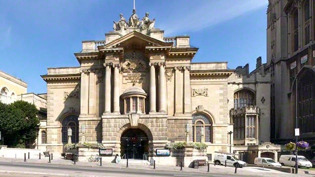 متحف الفنون في بريستول من اشهر اماكن السياحة في مدينة بريستول بريطانيا